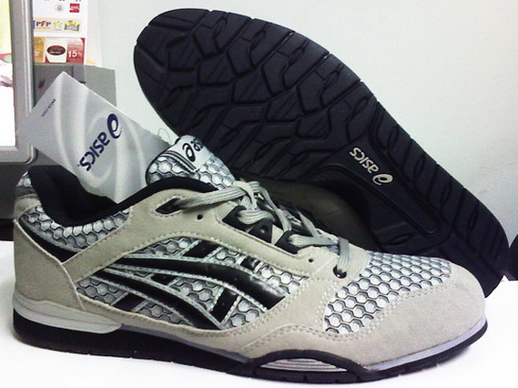 รองเท้า asics